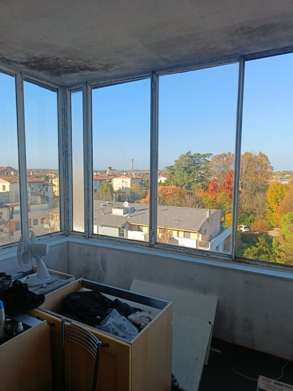 Appartamento al 4° piano alto senza ascensore completamente da ristrutturare composto da soggiorn...