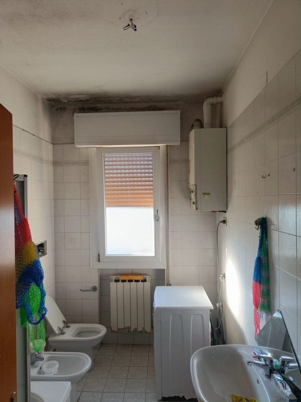 Appartamento al 4° piano alto senza ascensore completamente da ristrutturare composto da soggiorn...