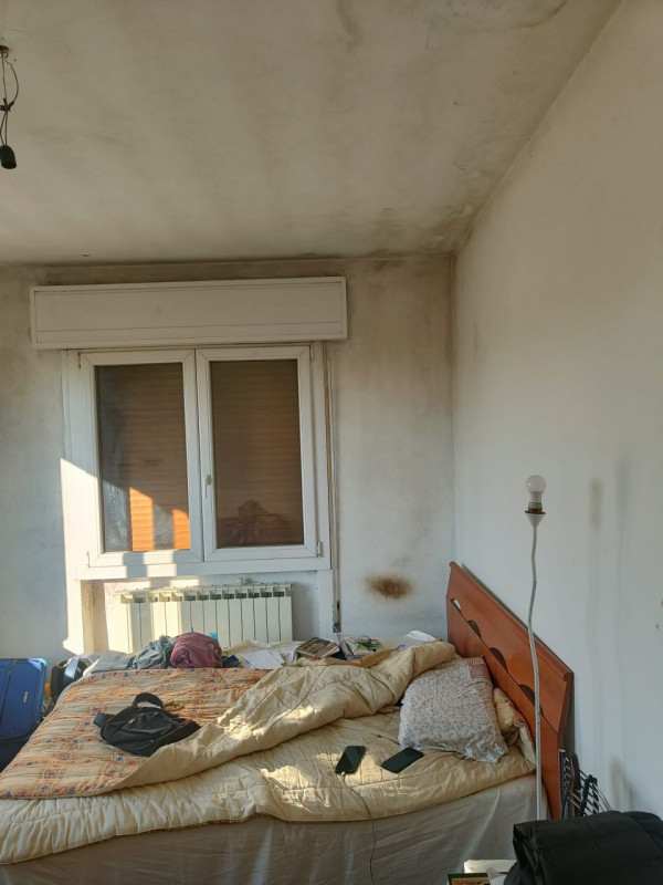 Appartamento al 4° piano alto senza ascensore completamente da ristrutturare composto da soggiorn...