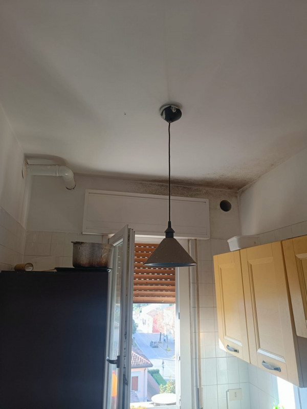 Appartamento al 4° piano alto senza ascensore completamente da ristrutturare composto da soggiorn...