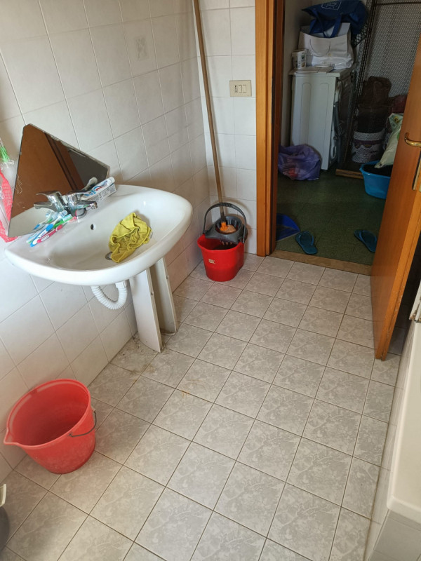 Appartamento al 4° piano alto senza ascensore completamente da ristrutturare composto da soggiorn...