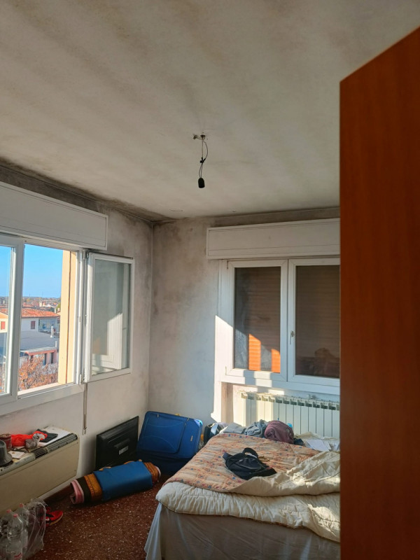 Appartamento al 4° piano alto senza ascensore completamente da ristrutturare composto da soggiorn...