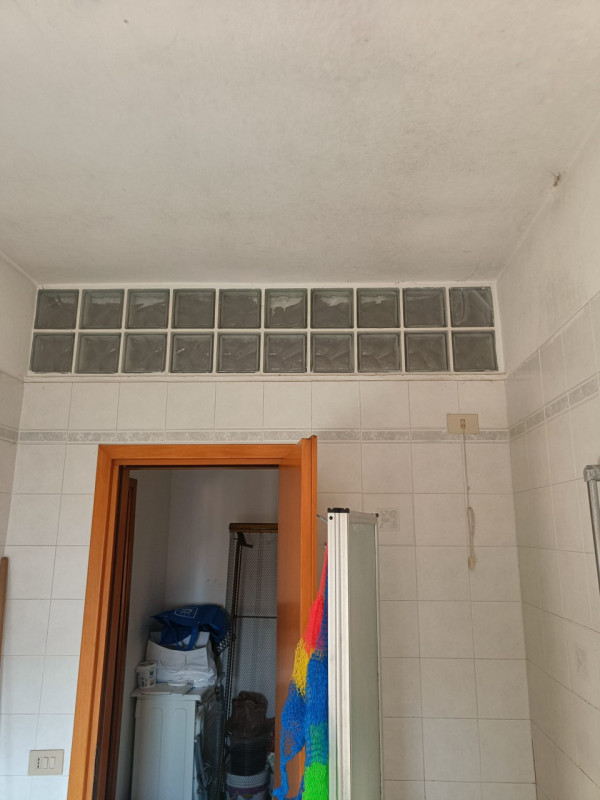 Appartamento al 4° piano alto senza ascensore completamente da ristrutturare composto da soggiorn...