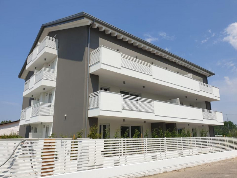 In via Pinton, proponiamo appartamento di recentissima costruzione inserito in contesto verdeggia...