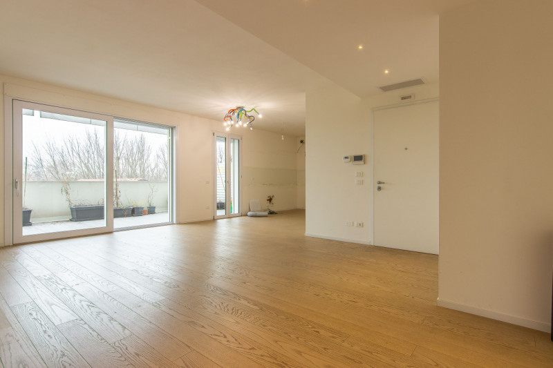 In via Pinton, proponiamo appartamento di recentissima costruzione inserito in contesto verdeggia...