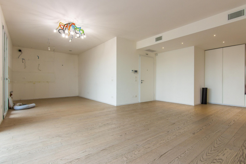 In via Pinton, proponiamo appartamento di recentissima costruzione inserito in contesto verdeggia...