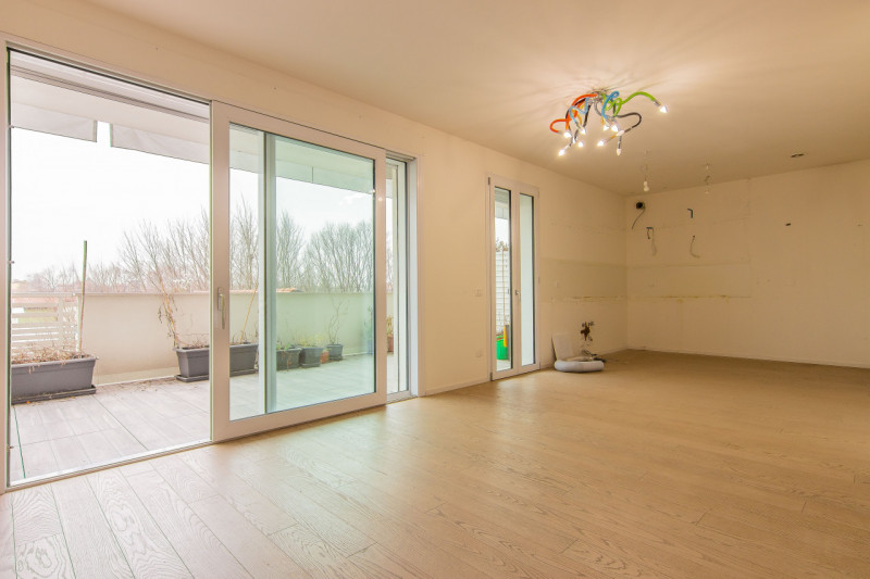 In via Pinton, proponiamo appartamento di recentissima costruzione inserito in contesto verdeggia...