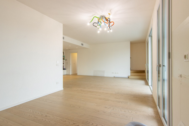 In via Pinton, proponiamo appartamento di recentissima costruzione inserito in contesto verdeggia...