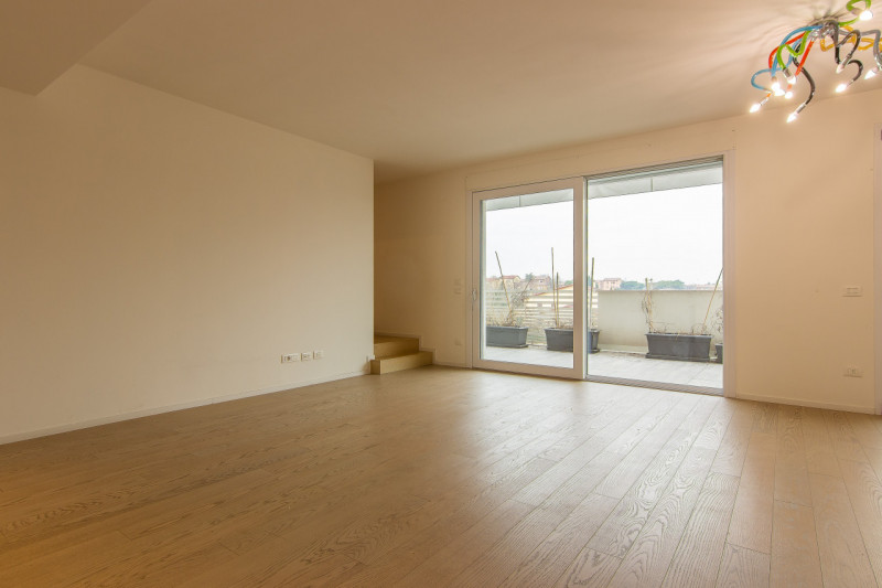 In via Pinton, proponiamo appartamento di recentissima costruzione inserito in contesto verdeggia...