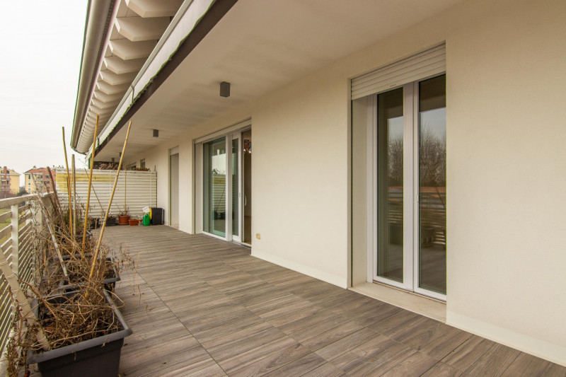 In via Pinton, proponiamo appartamento di recentissima costruzione inserito in contesto verdeggia...