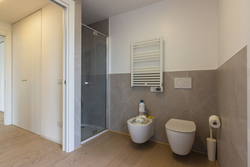 In via Pinton, proponiamo appartamento di recentissima costruzione inserito in contesto verdeggia...