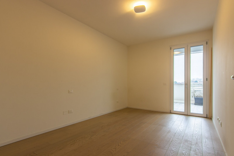 In via Pinton, proponiamo appartamento di recentissima costruzione inserito in contesto verdeggia...