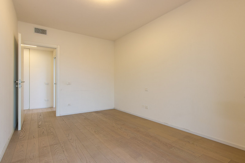 In via Pinton, proponiamo appartamento di recentissima costruzione inserito in contesto verdeggia...