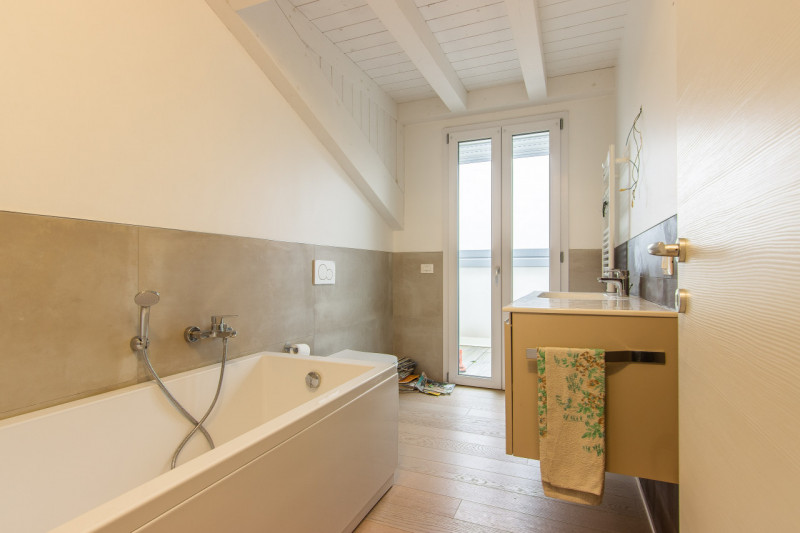 In via Pinton, proponiamo appartamento di recentissima costruzione inserito in contesto verdeggia...