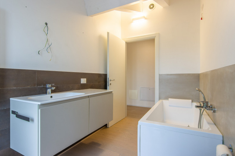 In via Pinton, proponiamo appartamento di recentissima costruzione inserito in contesto verdeggia...