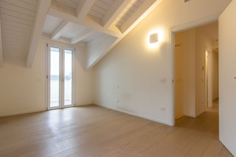 In via Pinton, proponiamo appartamento di recentissima costruzione inserito in contesto verdeggia...