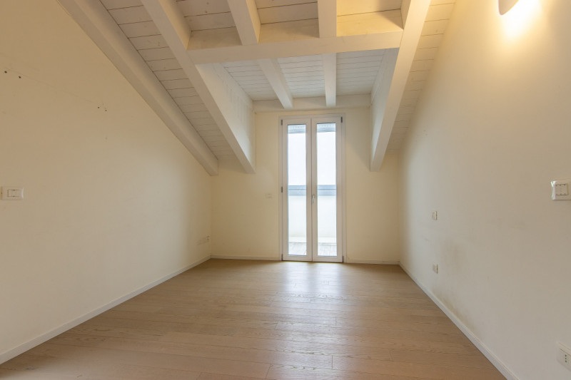 In via Pinton, proponiamo appartamento di recentissima costruzione inserito in contesto verdeggia...