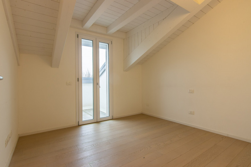 In via Pinton, proponiamo appartamento di recentissima costruzione inserito in contesto verdeggia...