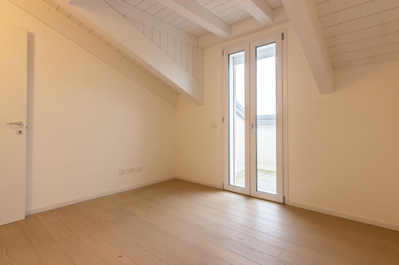 In via Pinton, proponiamo appartamento di recentissima costruzione inserito in contesto verdeggia...