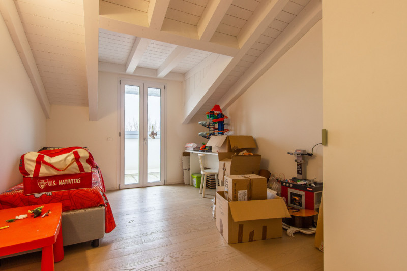 In via Pinton, proponiamo appartamento di recentissima costruzione inserito in contesto verdeggia...