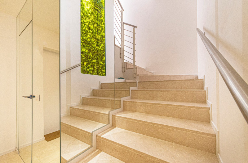 In via Pinton, proponiamo appartamento di recentissima costruzione inserito in contesto verdeggia...