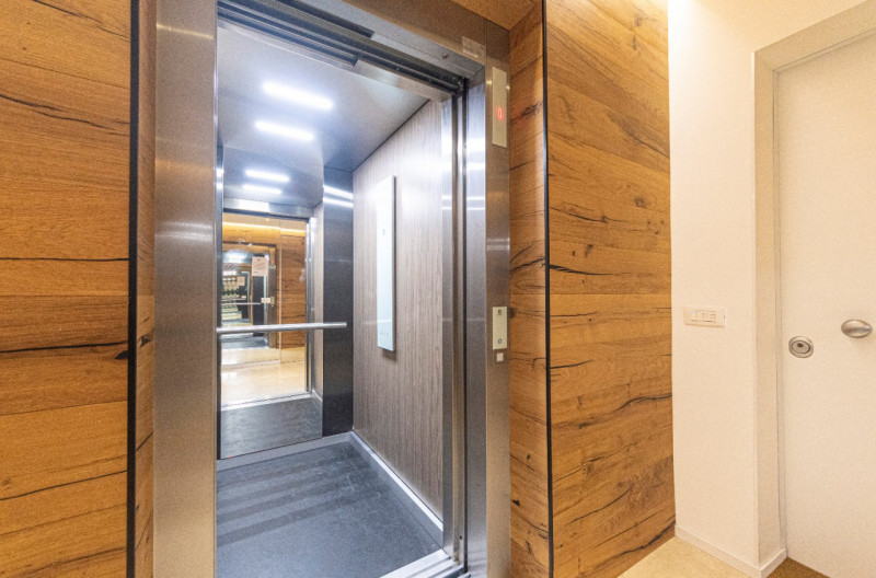 In via Pinton, proponiamo appartamento di recentissima costruzione inserito in contesto verdeggia...