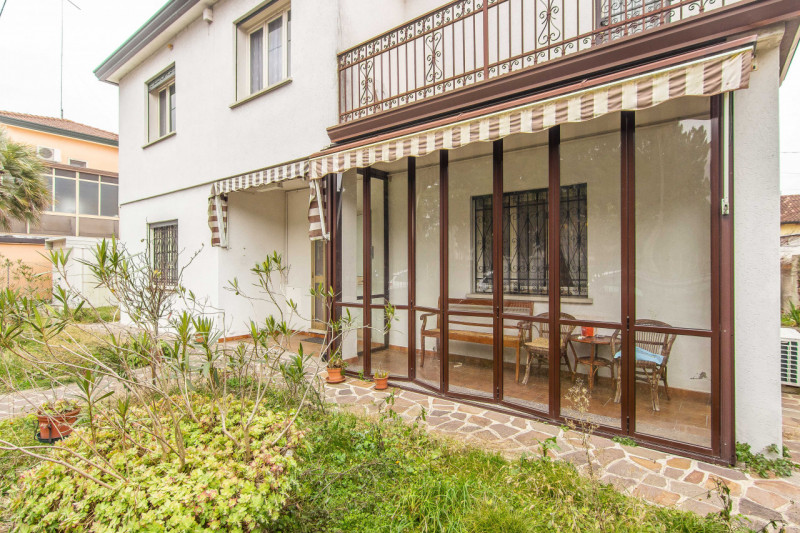 Proponiamo in vendita una splendida villa singola terratetto di circa 200 mq calpestabili nel cuo...