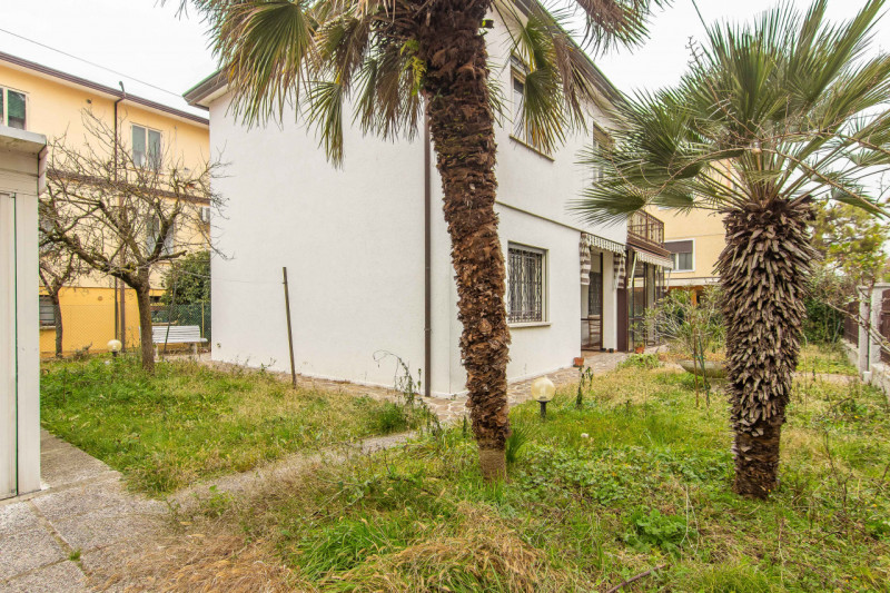 Proponiamo in vendita una splendida villa singola terratetto di circa 200 mq calpestabili nel cuo...