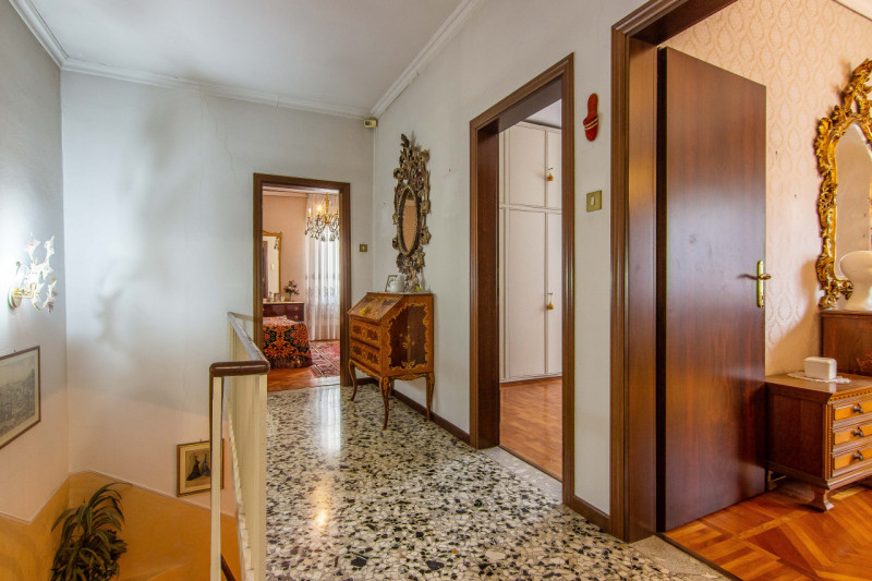 Proponiamo in vendita una splendida villa singola terratetto di circa 200 mq calpestabili nel cuo...