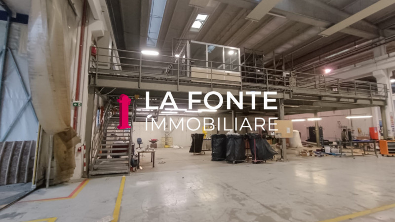 Scopri questa straordinaria opportunità di affitto nel cuore della zona industriale di Cazzago di...