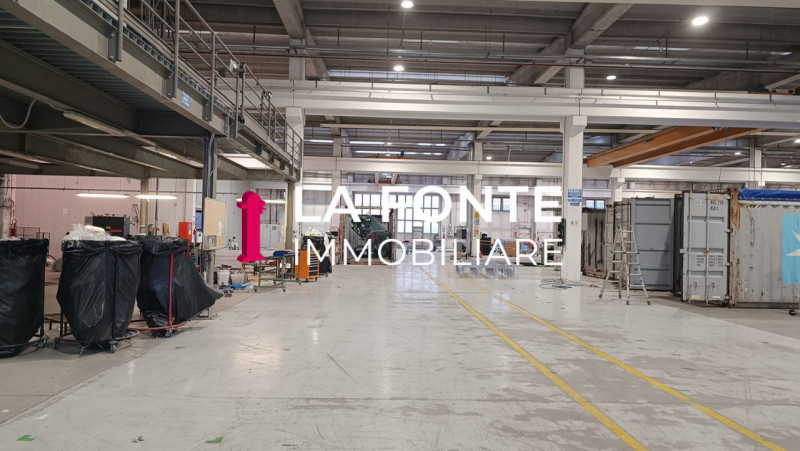 Scopri questa straordinaria opportunità di affitto nel cuore della zona industriale di Cazzago di...