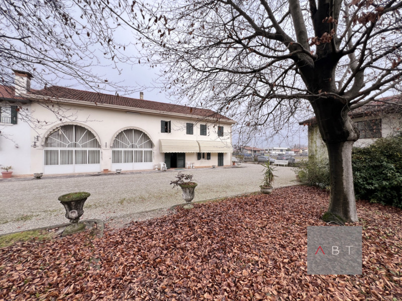 Situata nella frazione di Campagnalta, porzione di bifamiliare e composta di: ingresso, cucina, s...