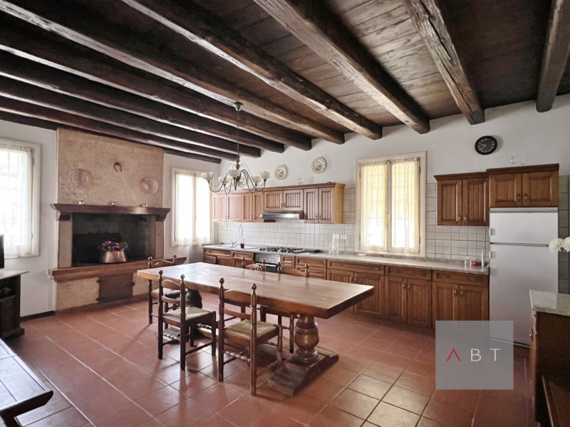 Situata nella frazione di Campagnalta, porzione di bifamiliare e composta di: ingresso, cucina, s...