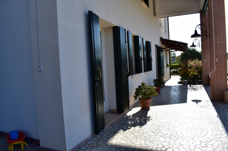 MASERÀ DI PADOVA (vicinanze): Proponiamo in vendita in esclusiva una splendida villa accostata ma...