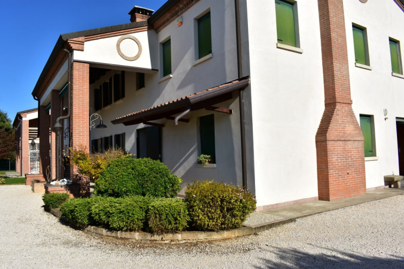 MASERÀ DI PADOVA (vicinanze): Proponiamo in vendita in esclusiva una splendida villa accostata ma...