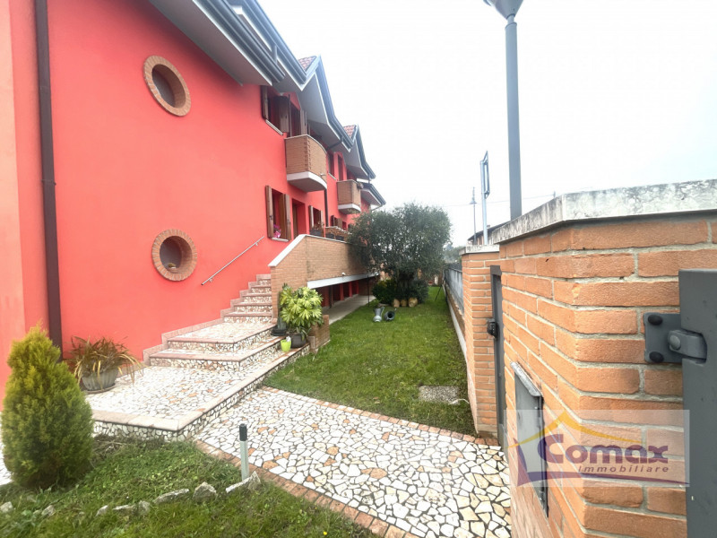 RIFERIMENTO I 1213

Saccolongo, bifamiliare recente costruzione, disposta su 3 livelli, ottime fi...