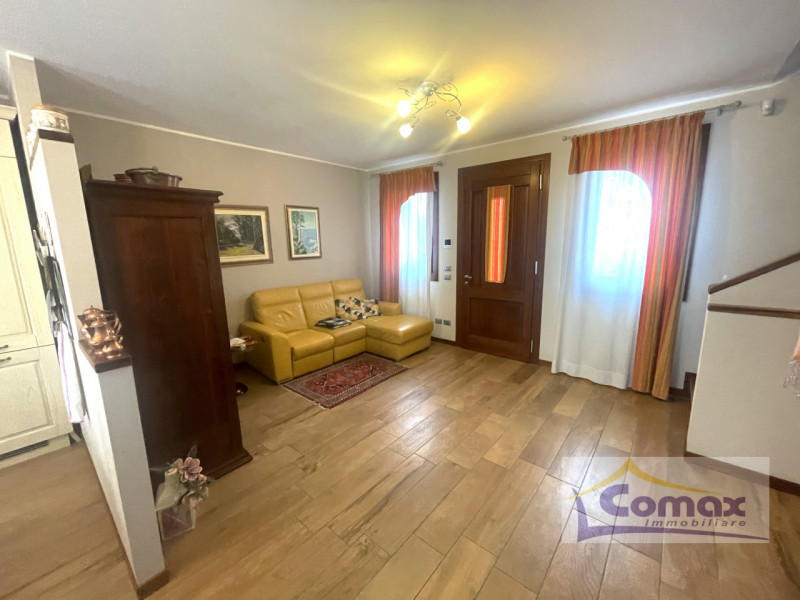 RIFERIMENTO I 1213

Saccolongo, bifamiliare recente costruzione, disposta su 3 livelli, ottime fi...