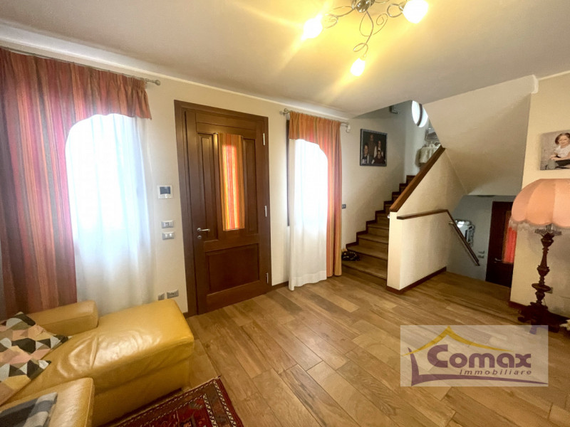 RIFERIMENTO I 1213

Saccolongo, bifamiliare recente costruzione, disposta su 3 livelli, ottime fi...