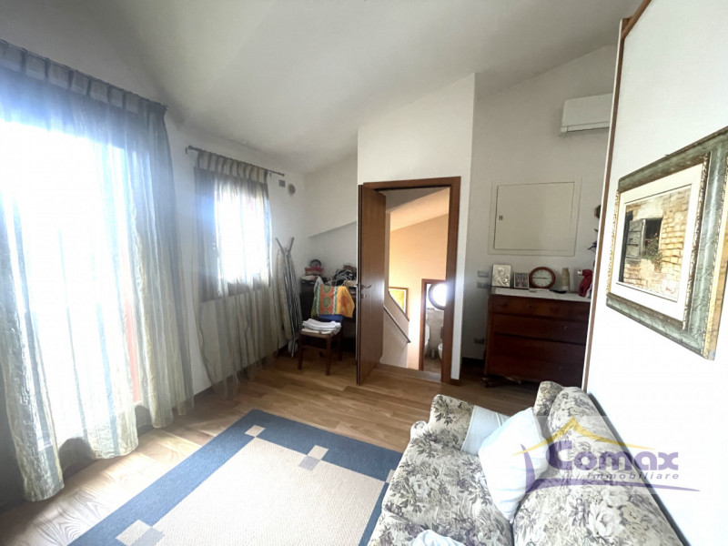 RIFERIMENTO I 1213

Saccolongo, bifamiliare recente costruzione, disposta su 3 livelli, ottime fi...