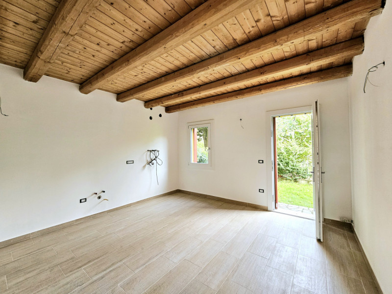 Proponiamo in vendita porzione di villetta a schiera di recente realizzazione, situata in una zon...