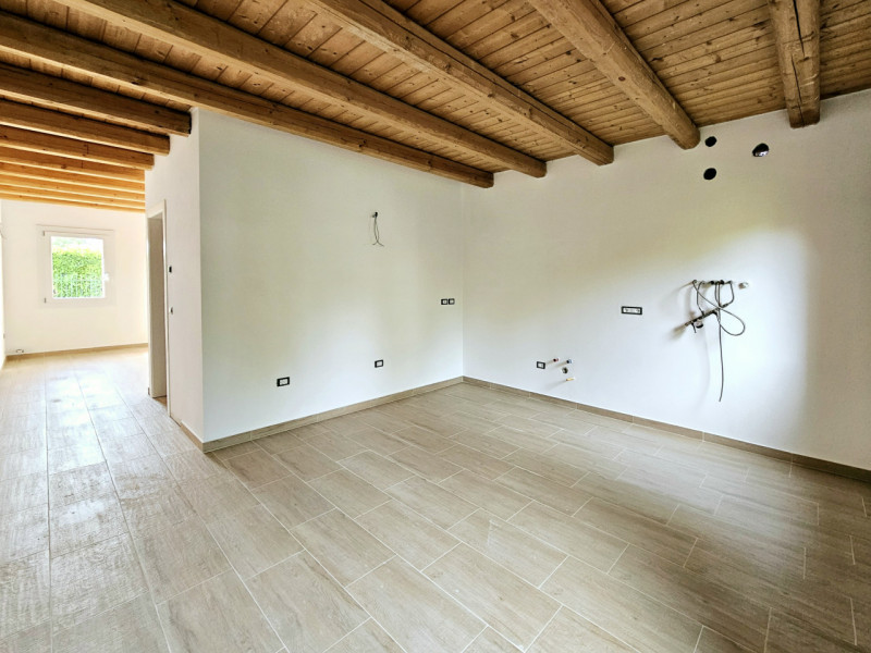 Proponiamo in vendita porzione di villetta a schiera di recente realizzazione, situata in una zon...