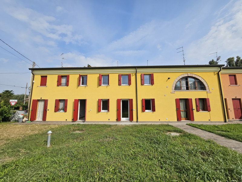 Proponiamo in vendita porzione di villetta a schiera di recente realizzazione, situata in una zon...