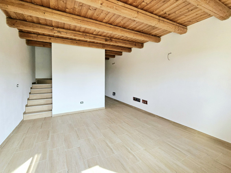 Proponiamo in vendita porzione di villetta a schiera di recente realizzazione, situata in una zon...