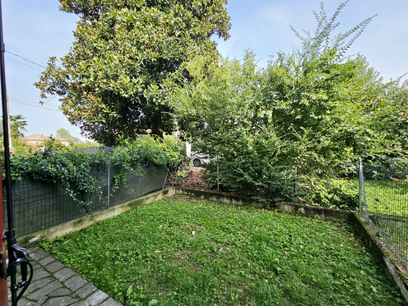 Proponiamo in vendita porzione di villetta a schiera di recente realizzazione, situata in una zon...