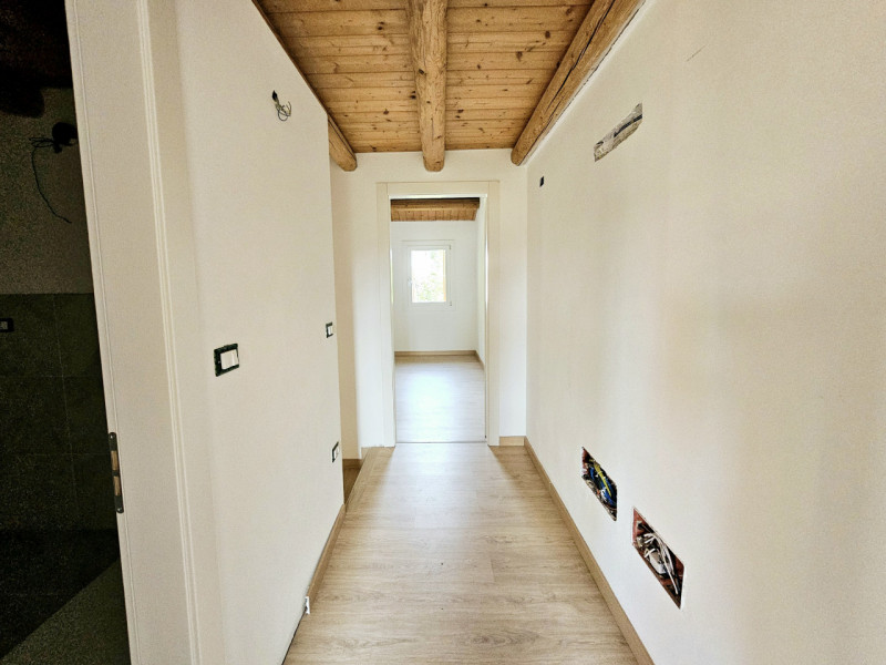 Proponiamo in vendita porzione di villetta a schiera di recente realizzazione, situata in una zon...