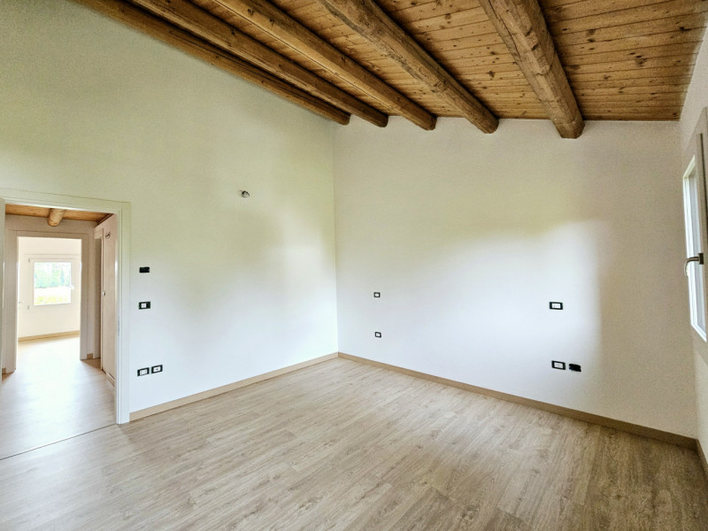 Proponiamo in vendita porzione di villetta a schiera di recente realizzazione, situata in una zon...