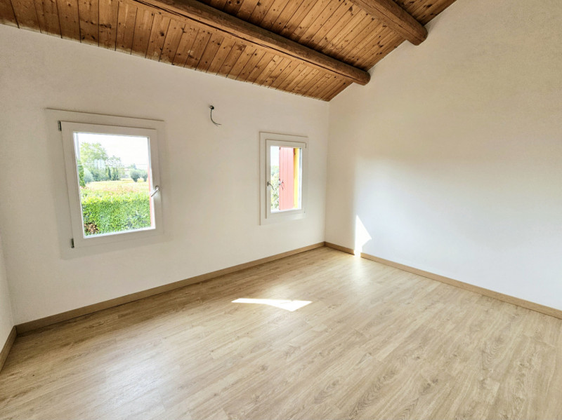 Proponiamo in vendita porzione di villetta a schiera di recente realizzazione, situata in una zon...