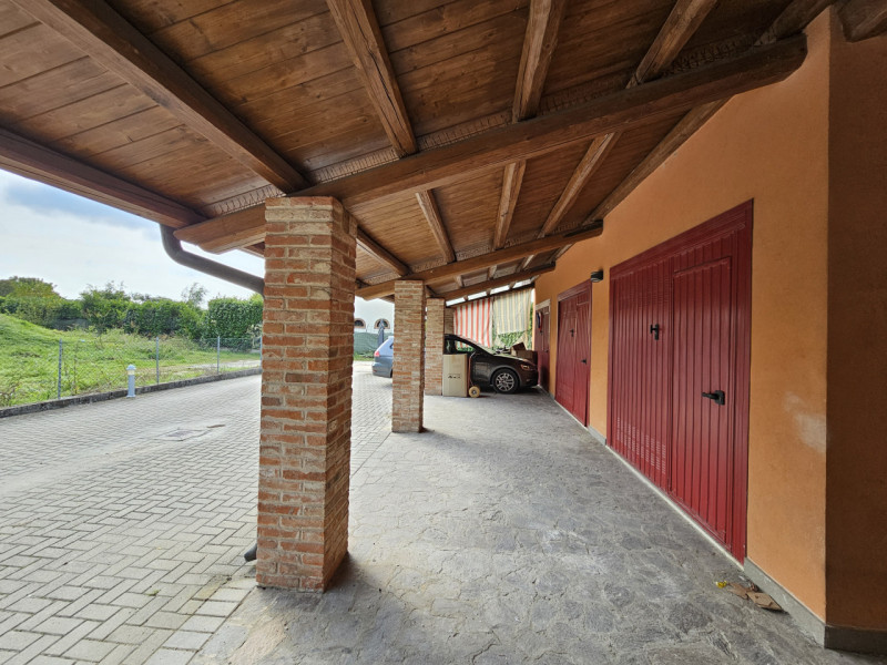 Proponiamo in vendita porzione di villetta a schiera di recente realizzazione, situata in una zon...