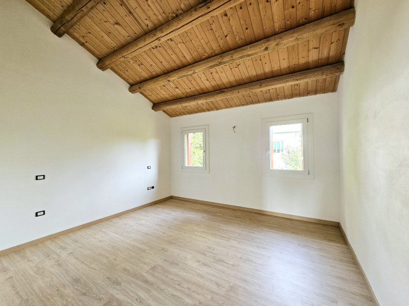 Proponiamo in vendita porzione di villetta a schiera di recente realizzazione, situata in una zon...