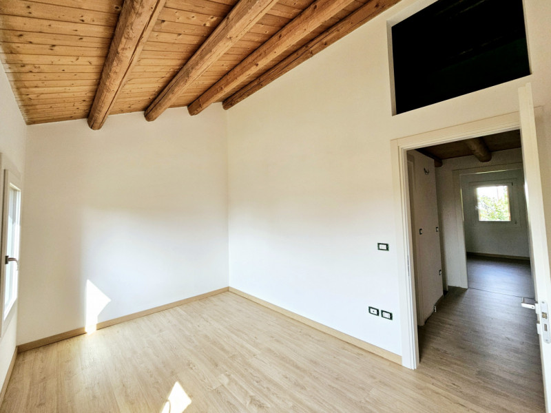 Proponiamo in vendita porzione di villetta a schiera di recente realizzazione, situata in una zon...